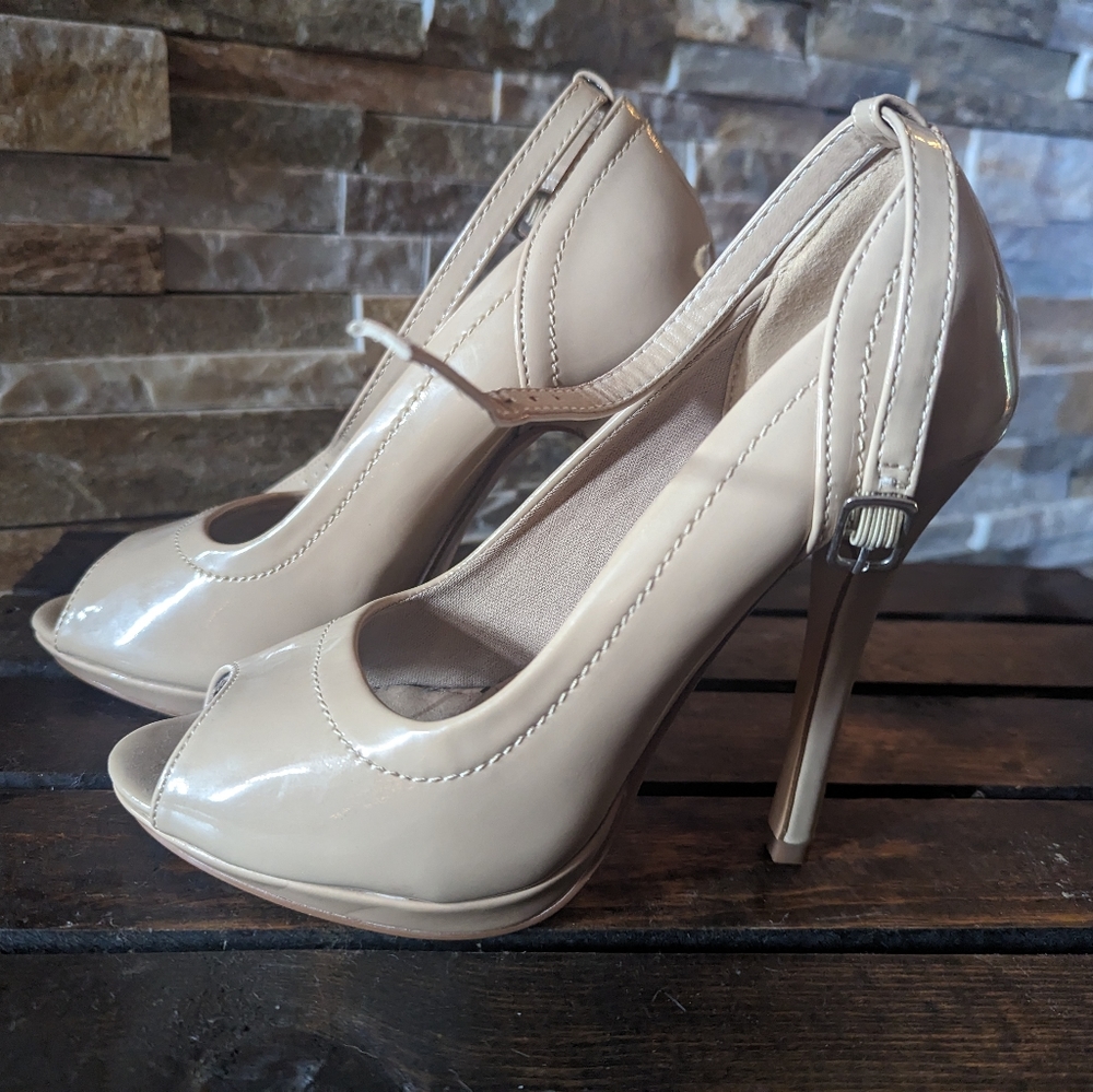 NEW Tan/khaki Delicacy Heels size 6.5